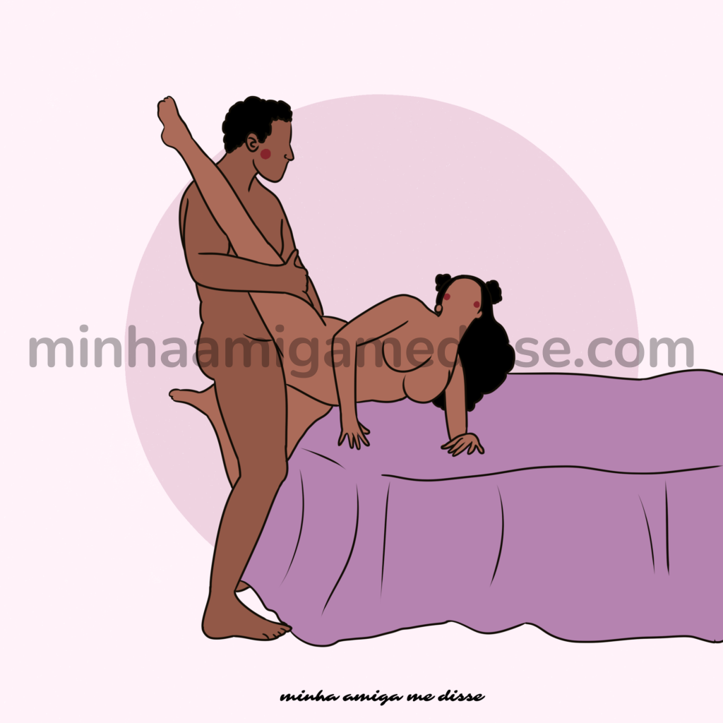 Ilustração da posição sexual Cruzada, a mulher está deitada de lado na cama enquanto uma de suas pernas está para baixo, enquanto a outra apoia no corpo do homem que está de pé. O site minhaamigamedisse.com é destacado no meio da imagem.